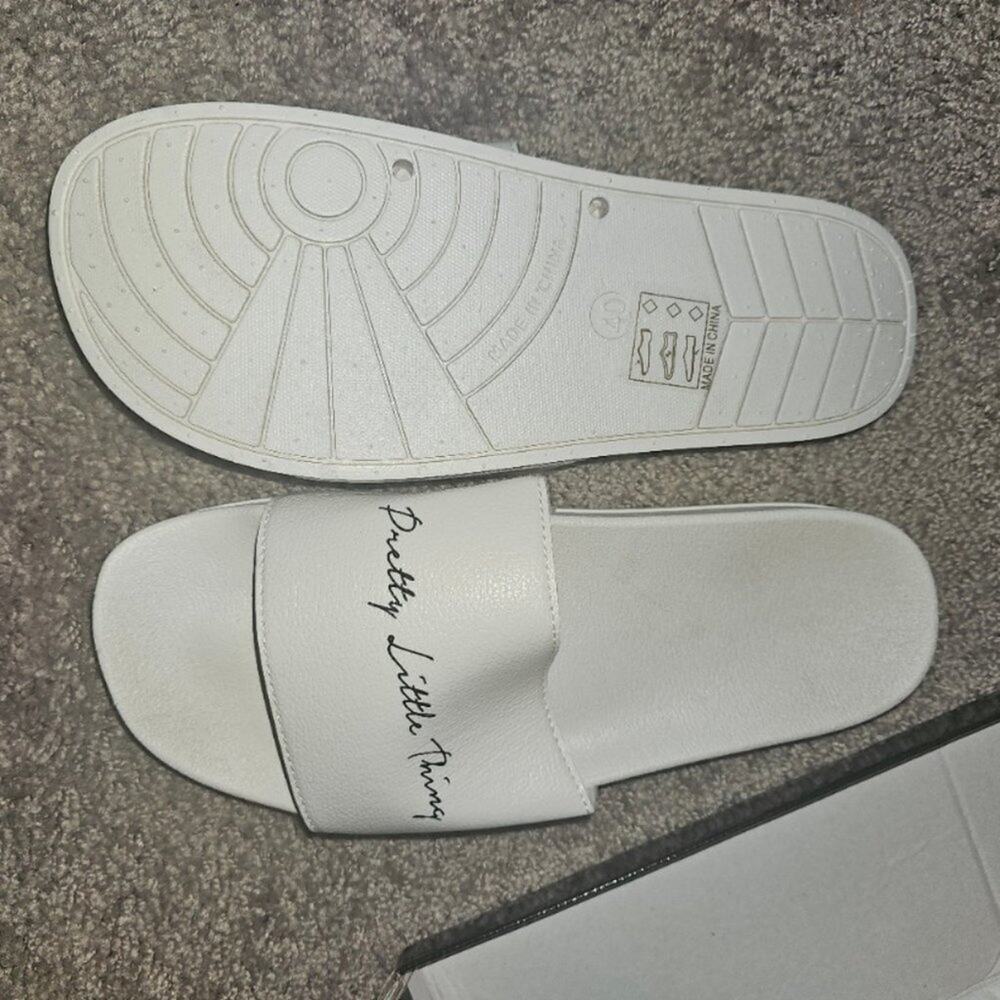 Pretty Little Thing White Slides sz 7